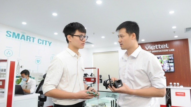 Инженеры Viettel обсуждают разработку технологических решений. (Фото: nhandan.vn)