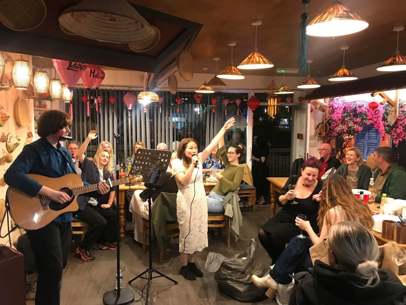 Музыкальное выступление в центре было встречено посетителями с энтузиазмом. (Фото: ВИА)