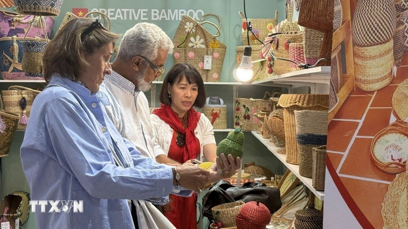 Покупатели знакомятся с продукцией на стенде вьетнамского предприятия.(Фото: ВИА)