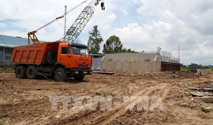 Ведутся работы по реализации проекта модернизации дороги DT841 на участке, проходящем через город Хонгнгы провинции Донгтхап. (Фото: ВИА)