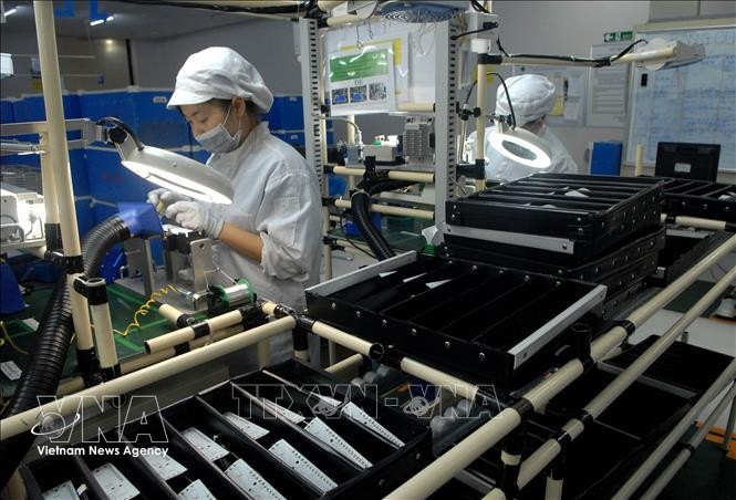 Производственная линия по выпуску электронного оборудования и осветительных приборов для автомобилей и мотоциклов на предприятии ООО "Stanley Electric Vietnam" (японские инвестиции) в Ханое. (Фото: ВИА)
