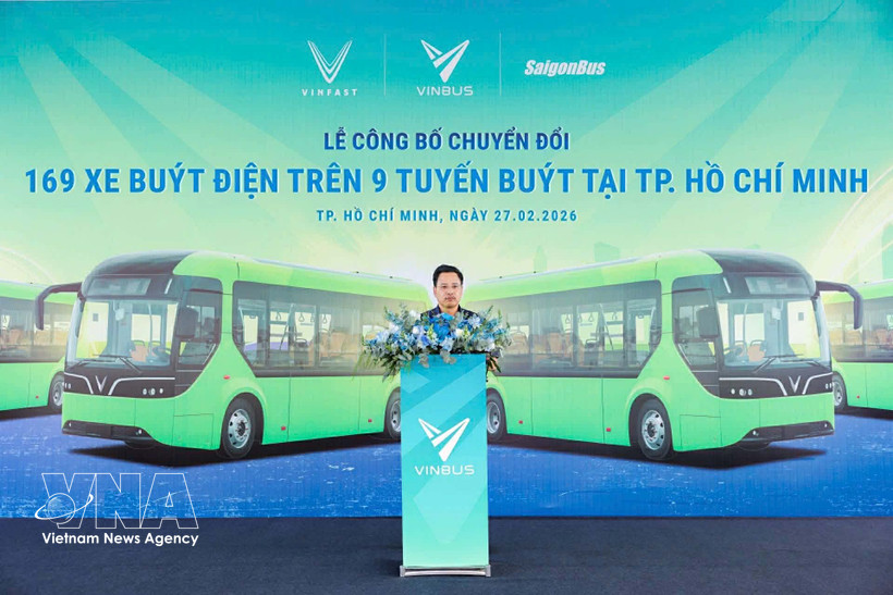 Нгуен Конг Нят, Генеральный директор VinBus, выступает на церемонии открытия 9 маршрутов электробусов. (Фото: ВИА)