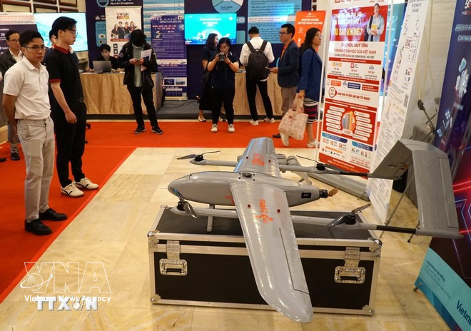 Выставочная зона, представляющая технологические продукты в сфере искусственного интеллекта, экосистему искусственного интеллекта и политику поощрения развития искусственного интеллекта города Дананг. (Фото: ВИА)