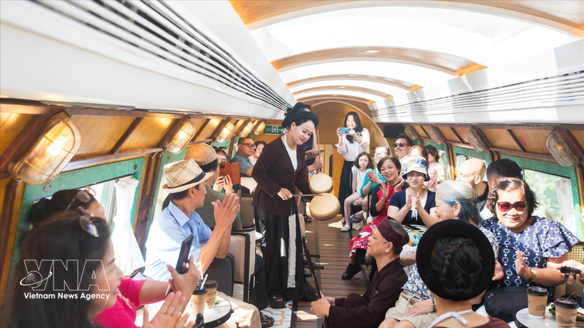 Туристы с интересом знакомятся с маршрутом "Ханой — пять городских ворот". (Фото: ВИА)