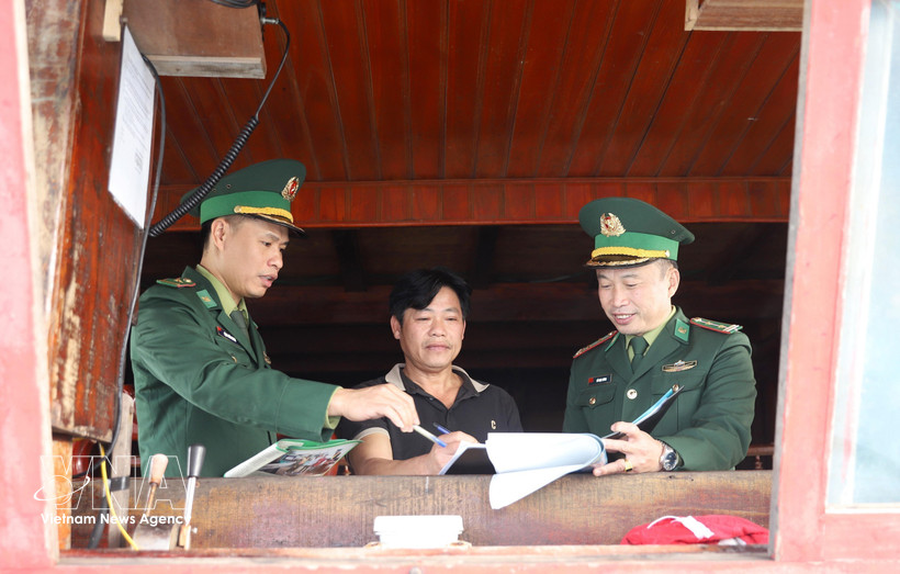 Рыбаки провинции Нгеан подписывают обязательство не заниматься незаконным промыслом рыбных продуктов (ННН). (Фото: ВИА)