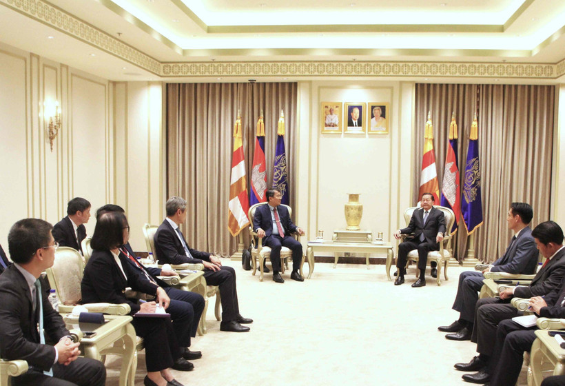 Постоянный заместитель министра иностранных дел Нгуен Минь Ву встречается с первым заместителем Премьер-министра Камбоджи Нет Савоеном. (Фото: ВИА)