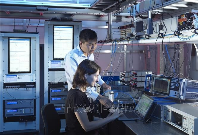 Доктор Чан Данг Бао Ан вместе с коллегой в Национальной физической лаборатории Великобритании (NPL). (Фото: ВИА)