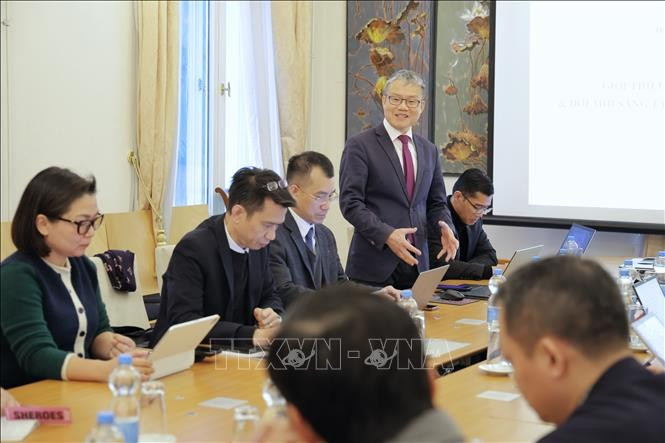 Профессор, доктор наук Нгуен Суан Тхинь выступает на круглом столе. (Фото: ВИА)