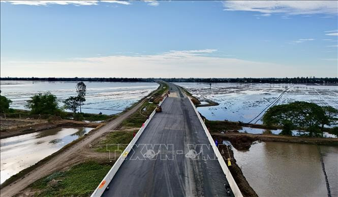 Автомагистраль Чаудок – Кантхо – Шокчанг на участке, проходящем по территории Анжанга, постепенно обретает очертания, открывая для провинции Анзянг новое пространство развития. (Фото: ВИА)