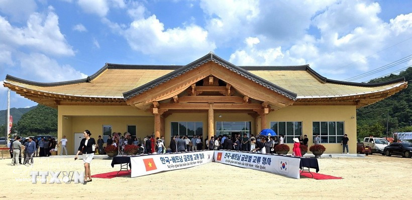 Фасад здания Общественного центра во Вьетнамской деревне в уезде Бонхва (Республика Корея). (Фото: ВИА)
