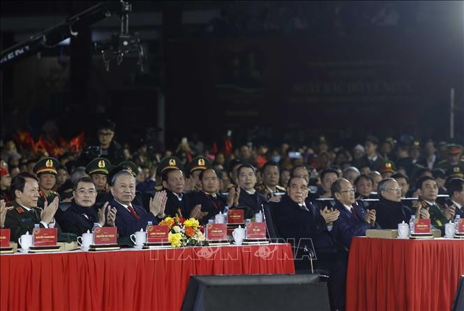 Генеральный секретарь То Лам, руководители и бывшие руководители Партии и Государства участвуют в телемосте «Двумя руками строить единое Отечество» на площадке Каобанга. (Фото: ВИА)