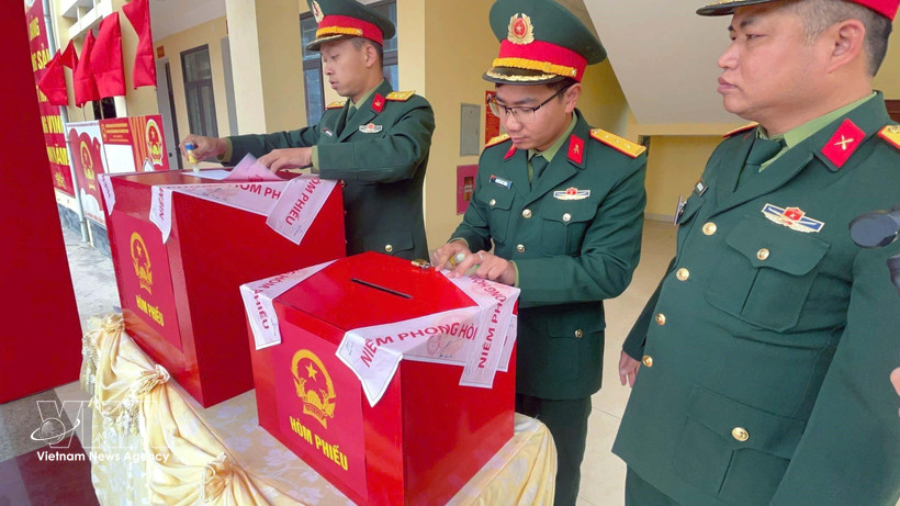 На избирательном участке на острове Бачлонгви проводится опечатывание избирательной урны. (Фото: ВИА)