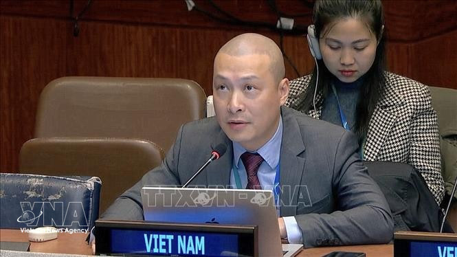 Советник Нгуен Хоанг Нгуен, заместитель главы Постоянного представительства Вьетнама при Организации Объединённых Наций (ООН), выступает на 64-й сессии Комиссии ООН по социальному развитию. (Фото: ВИА)