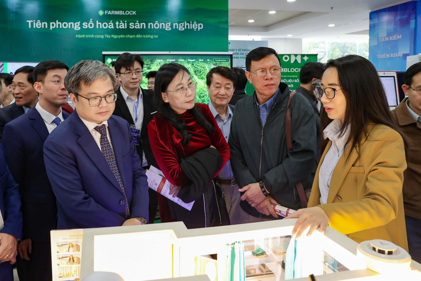 Руководители города Ханоя осматривают Технологическую биржу. (Фото: ВИА)