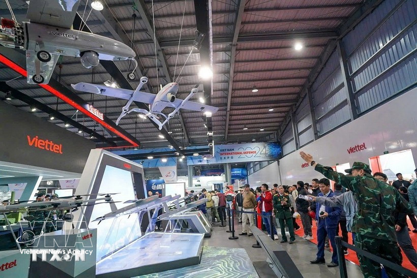 Зона экспозиции электронного оборудования Группы промышленности и телекоммуникаций армии (Viettel) на Вьетнамской международной выставке обороны 2024 года. (Фото: ВИА)