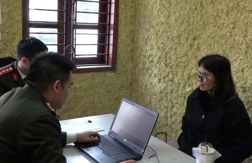 Хоанг Тхи Хонг Тхай в подразделении полиции. Фото: Полиция города Ханоя. (Фото: ВИА)