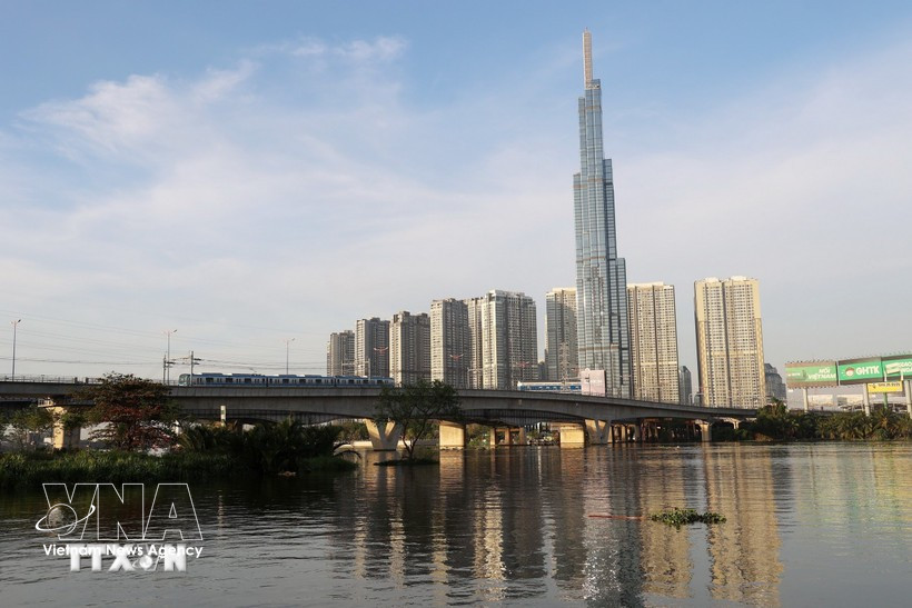 Поезд линии метро №1 проходит по мосту Сайгон, соединяя район Биньтхань с городом Тхудык. (Фото: ВИА)