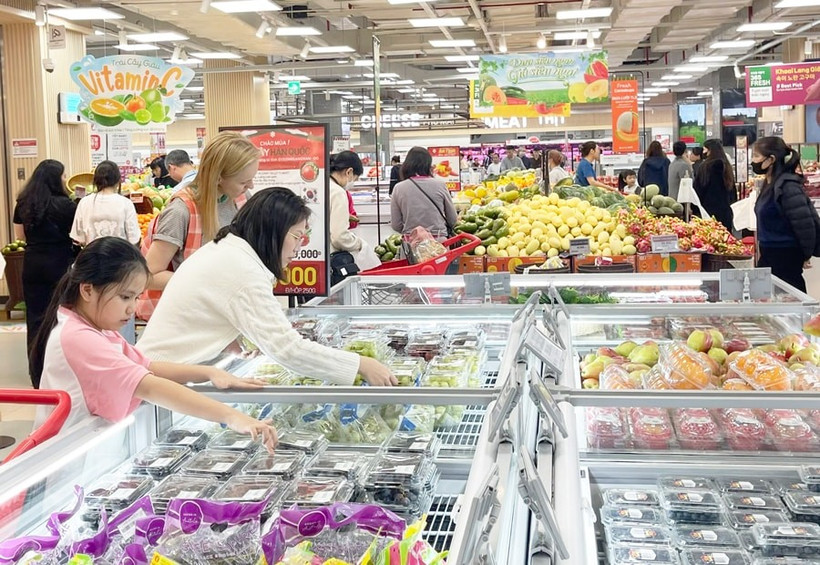 Покупатели выбирают фрукты в торговом центре Lotte Mall West Lake Hanoi. (Фото: Hanoimoi)