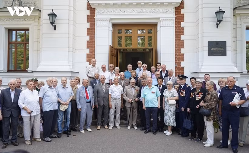 Участники встречи, посвящённой 53-й годовщине традиционной встречи бывших военных специалистов СССР и Российской Федерации, оказывавших помощь Вьетнаму. Фото: VOV.vn