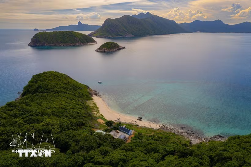 Посетители осматривают "Обезьяний остров" в Канзё на моторной лодке. (Фото: ВИА)