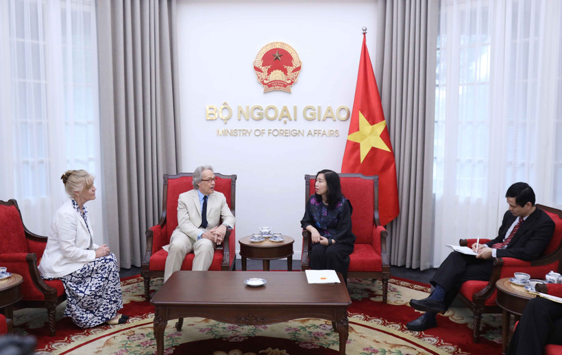 Заместитель министра иностранных дел Ле Тхи Тху Ханг принимает Герцога Ричмондского и его супругу. (Фото: ВИА)