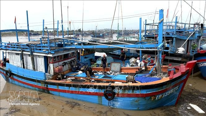 Рыбаки в рыбном порту Донгтак (квартал Фуйен, провинция Даклак) готовятся вновь выйти в море после шторма. (Фото: ВИА)