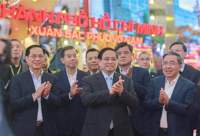 Премьер-министр высоко оценивает подготовительную работу по организации ярмарки. (Фото: ВИА)