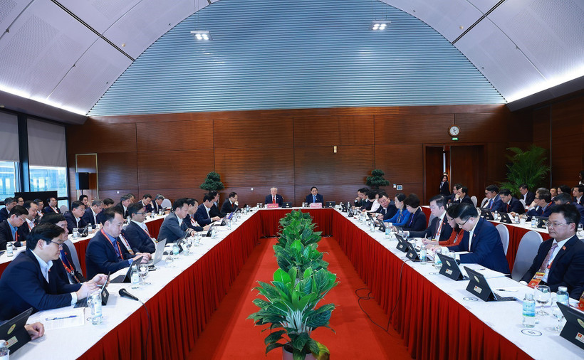 Во второй половине дня 20 января 2026 года, продолжая программу работы XIV Всевьетнамского партийного съезда КПВ, делегаты работали в своих делегациях, обсуждая документы, выносимые на Съезд. (Фото: ВИА)