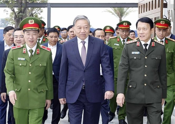 Во второй половине дня 29 декабря 2025 года Генеральный секретарь То Лам посетил и провёл рабочую встречу в Национальном центре данных № 1 (в Высокотехнологичном парке Хоалак, Ханой). (Фото: ВИА)