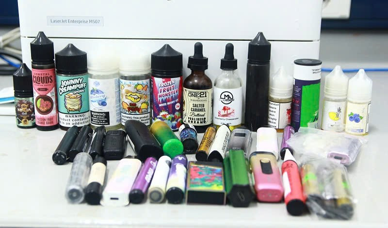 Электронные сигареты с привлекательным, броским дизайном могут содержать наркотики и другие опасные вещества, о наличии которых курильщики даже не подозревают. (Фото: T.N)