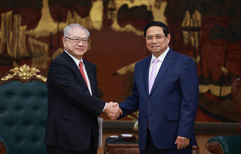 Премьер-министр Фам Минь Тьинь принимает Нисимуру Тэйити, председателя Общества японско-вьетнамской дружбы региона Кансай (Япония). (Фото: ВИА)