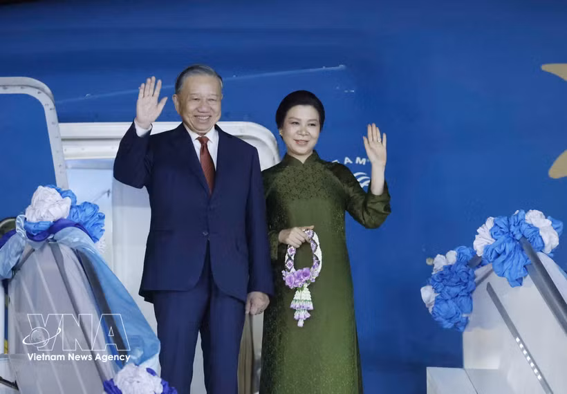 Премьер-министр Анутин Чарнвиракул и его супруга вместе с рядом представителей Правительства Королевства Таиланд прибыли в международный аэропорт Донмыанг, чтобы проводить Генерального секретаря ЦК КПВ, Президента государства То Лама и его супругу. Фото: ВИА