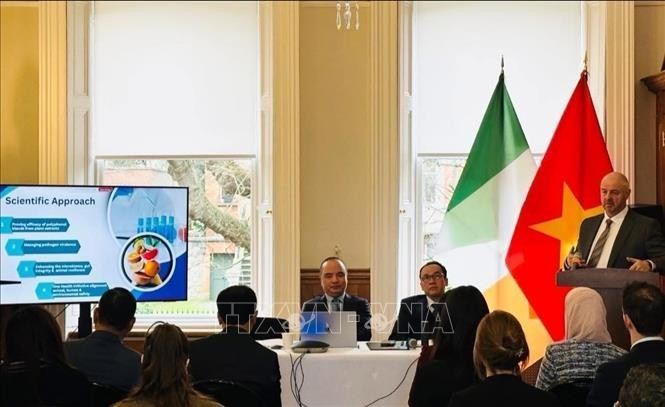 Господин Джон Каллен, генеральный директор аграрно-комбикормового концерна Auranta (Ирландия), представил экологически безопасные технологии и продукты, соответствующие потребностям Вьетнама в зелёной трансформации. (Фото: ВИА)