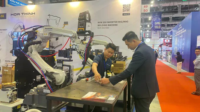 Посетители осматривают выставку вспомогательной промышленности, недавно прошедшую в Хошимине. (Фото: sggp.org.vn)