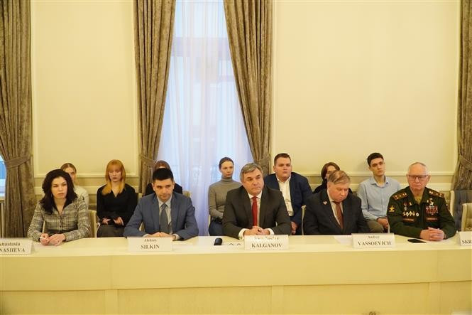 Заместитель председателя Комитета по внешним связям Санкт-Петербурга Вячеслав Калганов (в центре) на семинаре. (Фото: ВИА)