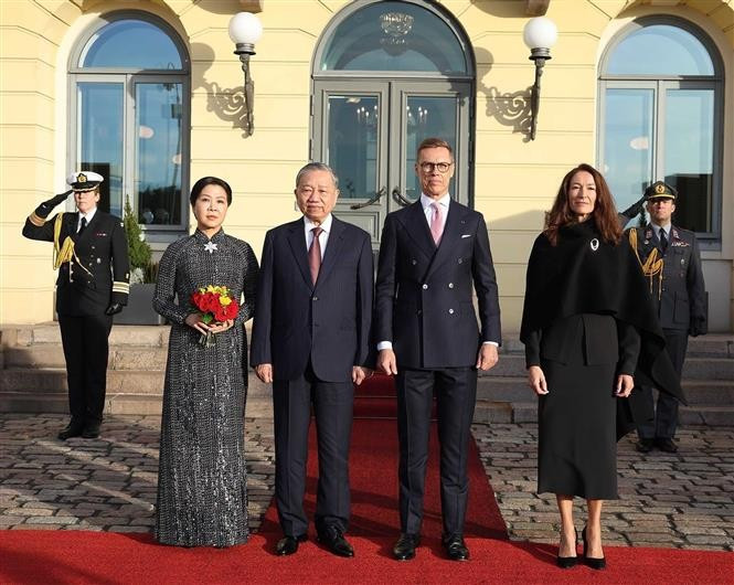 Президент Финляндской Республики Александр Стубб и его супруга возглавляют официальную церемонию приветствия Генерального секретаря То Лама и его супруги с официальным визитом в Финляндскую Республику. (Фото: ВИА)