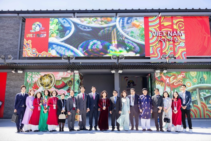Посол Фам Куанг Хиеу, генеральный консул Нго Чинь Ха, генеральный представитель Нгуен Фыонг Хоа, сотрудники Вьетнамского павильона и японские гости фотографируются у входа во Вьетнамский павильон на Всемирной выставке в Осаке. (Фото: Департамент международного сотрудничества)