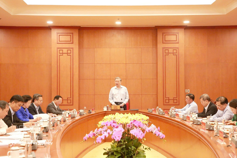 Генеральный секретарь То Лам председательствует на рабочем совещании с Канцелярией ЦК КПВ и консультативно-вспомогательными органами. (Фото: ВИА)