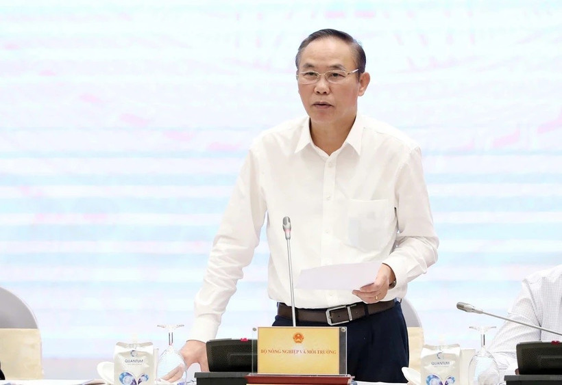 Заместитель министра сельского хозяйства и окружающей среды Фунг Дык Тьен отвечает на вопросы журналистов информационных агентств и средств массовой информации. (Фото: ВИА)