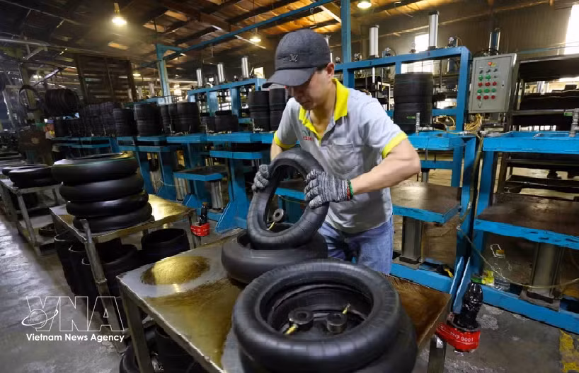 Производство мотоциклетных шин на заводе компании Camel Vietnam Rubber Co., Ltd., полностью принадлежащей таиландскому капиталу, в экономической зоне международного пограничного пункта Лаобао провинции Куангчи. Фото: ВИА