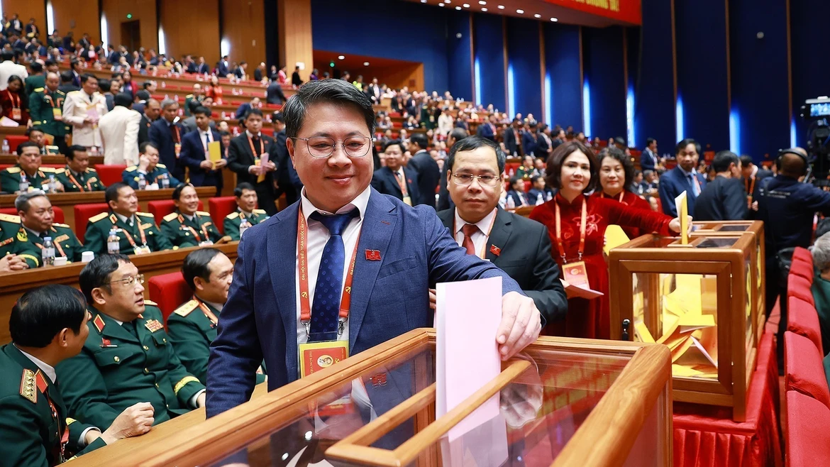 Делегаты голосуют за избрание Центрального комитета КПВ XIV созыва. (Фото: ВИА)