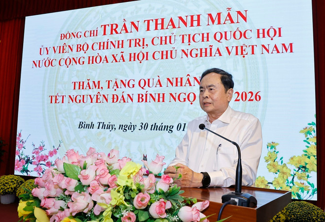 2-vna-potal-chu-tich-quoc-hoi-tham-chuc-tet-va-tang-qua-cho-cac-gia-dinh-chinh-sach-tai-thanh-pho-can-tho-8563533.jpg