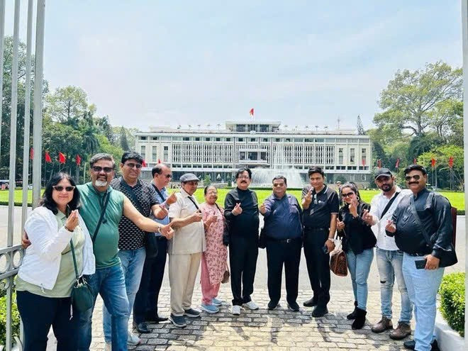Индийские туристы осматривают Дворец Независимости в городе Хошимин. (Фото: Vietnam+) z6507364764135-6a42d99cab30afd02317544458985e92.jpg