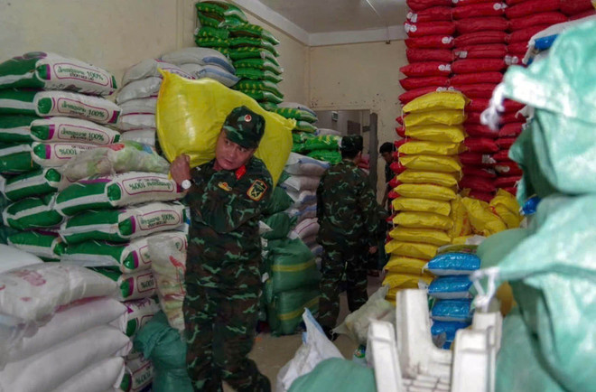 Доставка риса для распределения среди населения после наводнения 31 октября. Фото: ВИА. 2-vna-potal-da-nang-ho-tro-luong-thuc-cho-nhan-dan-vung-bi-thien-tai-mua-lu-8378351.jpg