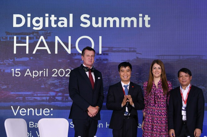 (Фото: Viettel) julian-panel-group-photo-2-1.jpg