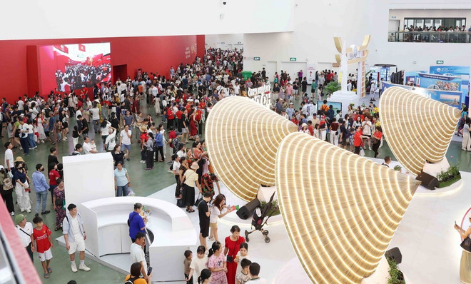 Десятки тысяч посетителей пришли на выставку в выходные дни. Фото: ВИА. 3-trien-lam-resize.jpg