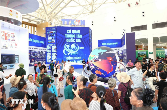 Большое количество посетителей осмотрело экспозицию Вьетнамского Информационного Агентства. Фото: ВИА. 4-8301.jpg