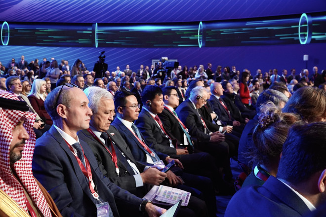 Участники форума. Фото: ВИА. 2-vna-potal-khai-mac-dien-dan-tuan-nang-luong-nga-2025-8340684-1.jpg