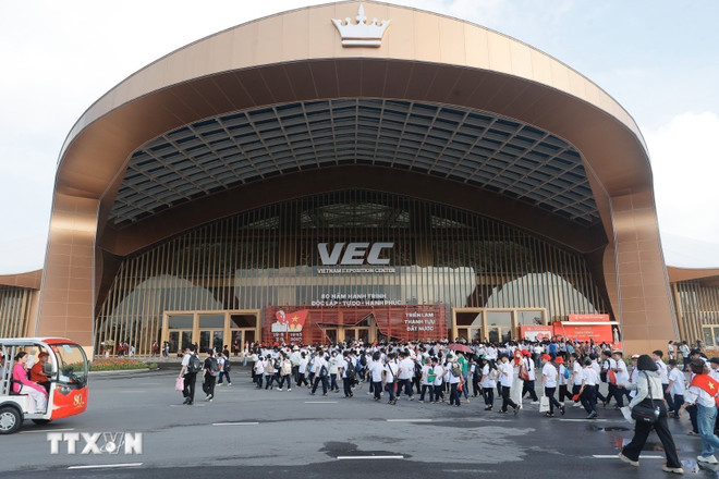 Выставка была организована в крупнейших масштабах за всю историю, с участием 28 министерств и центральных ведомств, 34 местных органов власти и более 110 крупных предприятий и экономических корпораций, представивших свыше 230 стендов на всей площади выставочного центра. Фото: ВИА. 2-trien-lam-18.jpg