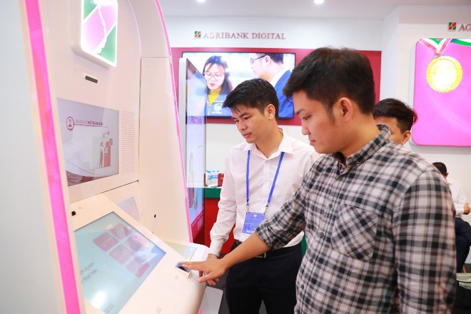 Клиенты пробуют сервис Agribank Digital. (Фото: ВИА) trainghiem.jpg